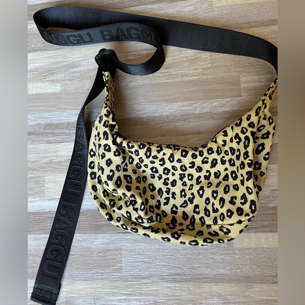 BAGGU mini leopard crescent bag